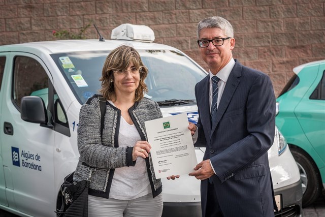 El Govern entrega el distintivo de garantía de calidad ambiental a la flota de Aigües de Barcelona