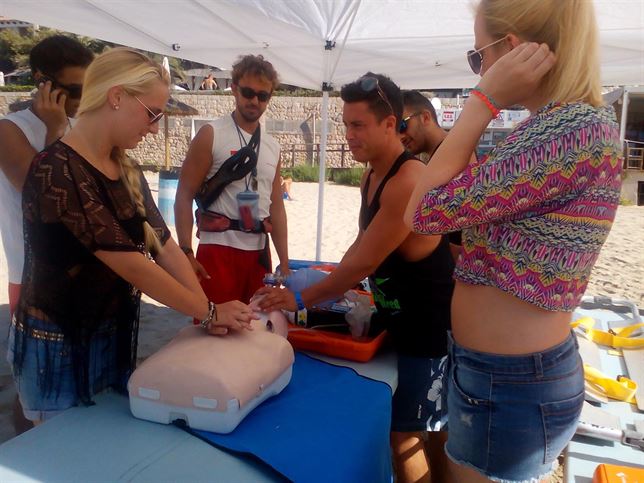 Cort organiza cinco sesiones informativas sobre los riesgos en las playas