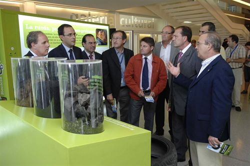Exponen Recicla y sonríe para mostrar las aplicaciones del reciclaje de neumáticos