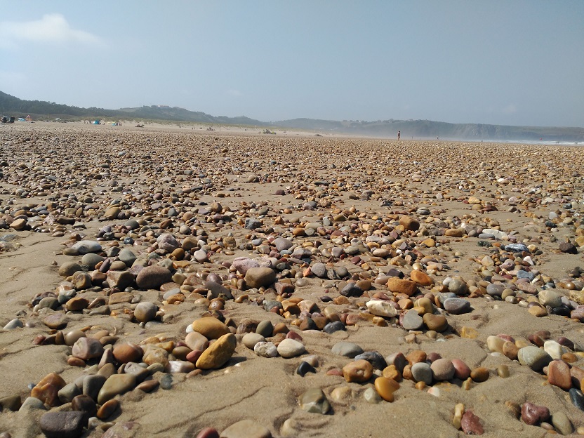 El Principado de Asturias no investiga la procedencia de miles de piedras en las playas