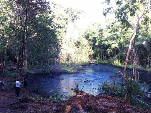 Emergencia ambiental en un río amazónico peruano por contaminación de hidrocarburos