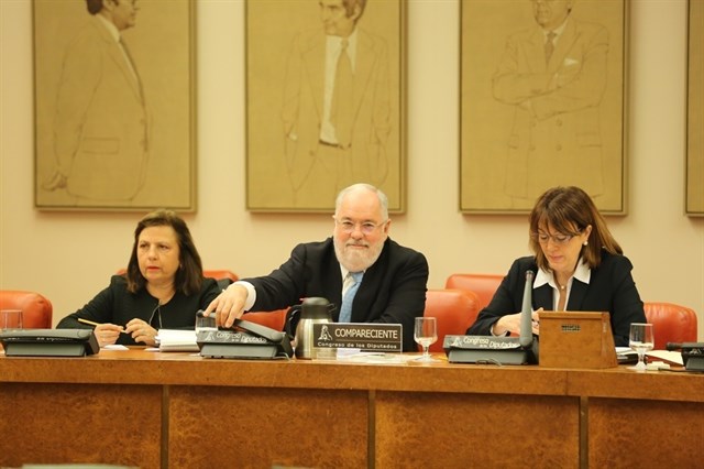 Cañete tiene la desfachatez de decir que el impuesto al Sol no es contradictorio con la normativa europea