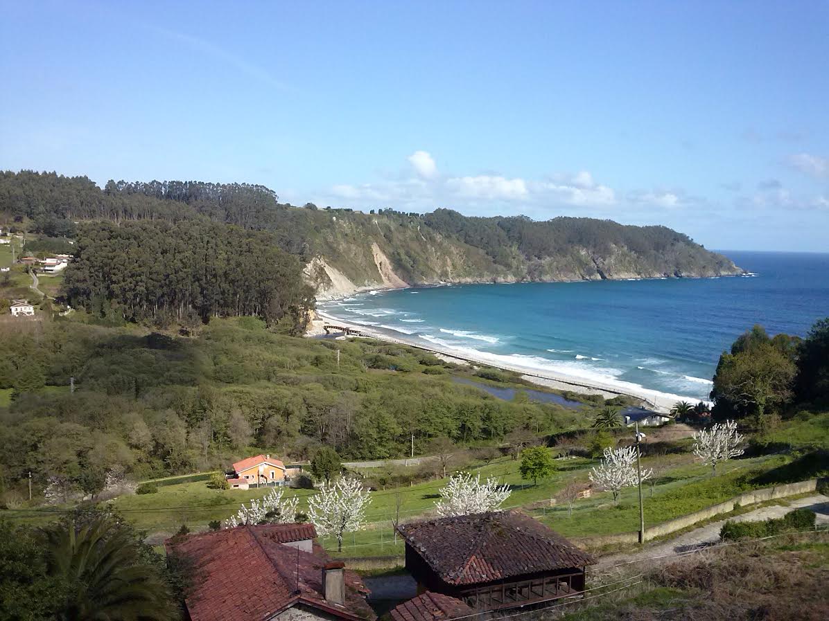 El Ayuntamiento de Cudillero permite un aparcamiento ilegal en la Concha de Artedo