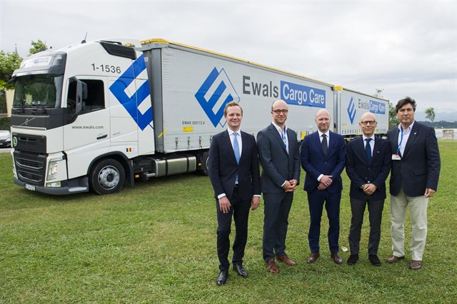 Se presenta en Santander un camión dúo trailer que reduce "en un 40%" las emisiones de CO2