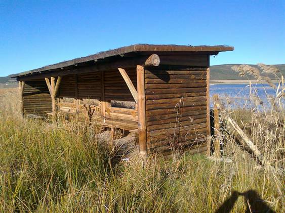 Un incendio ‘fulmina’ el observatorio de aves en La laguna de Caracuel