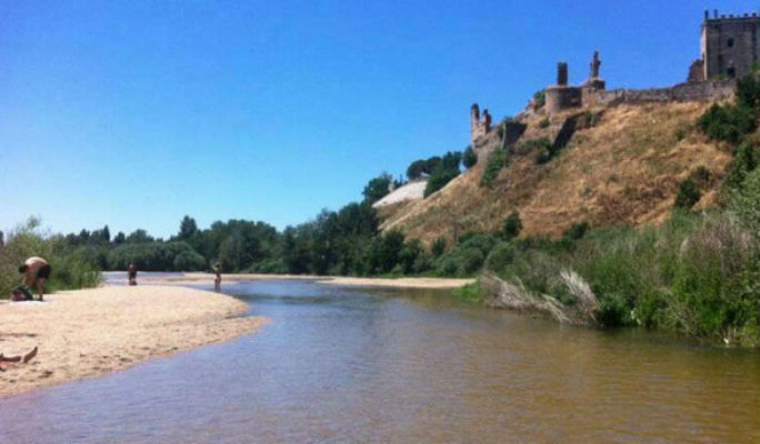 Europa exige el cierre al baño permanente del río Alberche en Escalona