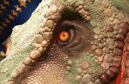 Un pequeño dinosaurio tená cola blanca y anaranjada