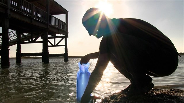 Estas bolsas de plástico desinfectan el agua