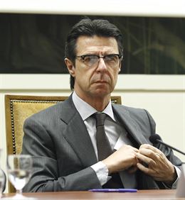 Soria ‘marea la perdiz’ para justificar la menor traslación de la caída del crudo a los carburantes