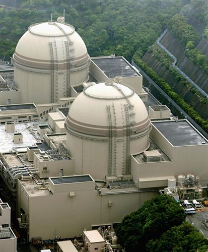 Un reactor de la central nuclear de Ohi emite una gran columna de vapor