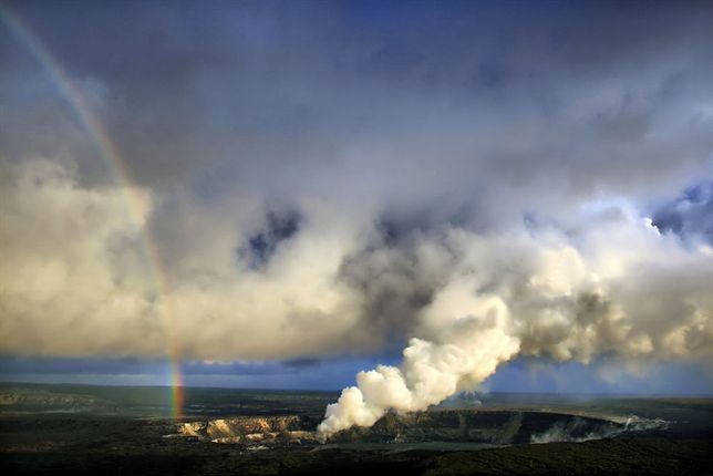 Confirman la interacción de un volcán en erupción y una tormenta tropical