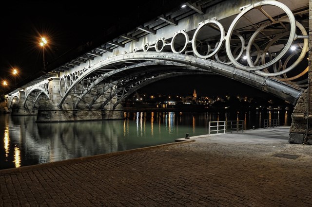 Urbanismo renueva la iluminación del Puente de Triana con focos que consumen la mitad