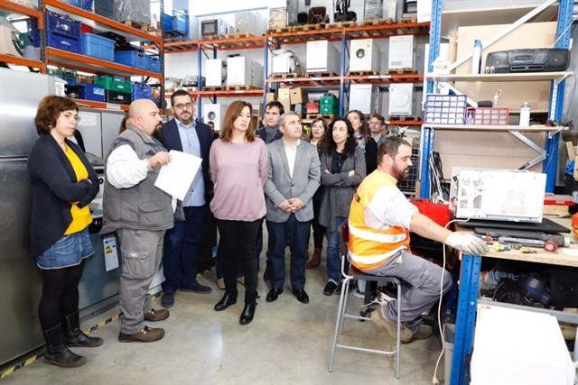 Inaugurado el primer centro de reparación para la reutilización de residuos electrónicos en la Fundació Deixalles