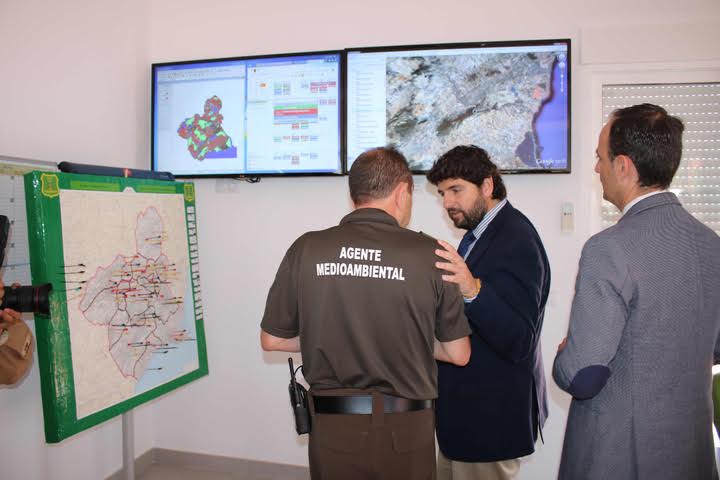 López Miras anuncia un incremento del número de agentes medioambientales para cubrir el entorno del Mar Menor