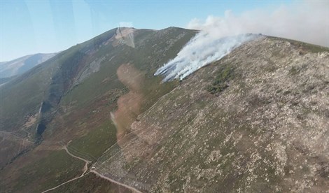 El incendio en El Ronquillo (Sevilla) sigue activo y las primeras pistas apuntan a que es intencionado
