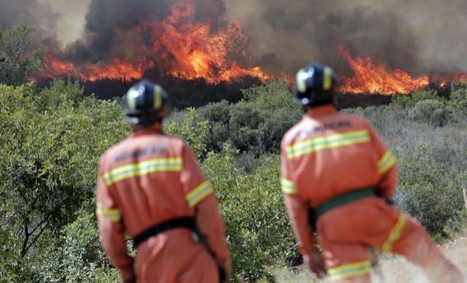 Prácticamente ‘extinguido’ el incendio forestal en Carcaixent y Bolbaite