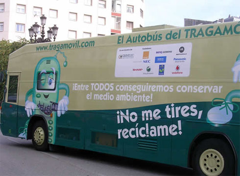 Andalucía. El Bus del Reciclaje recorre los 16 municipios costeros enseñando a los veraneantes a cuidar el medio