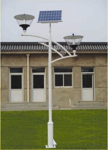 Una empresa gaditana comercializa farolas "sostenibles" que aprovechan la energía solar y eólica