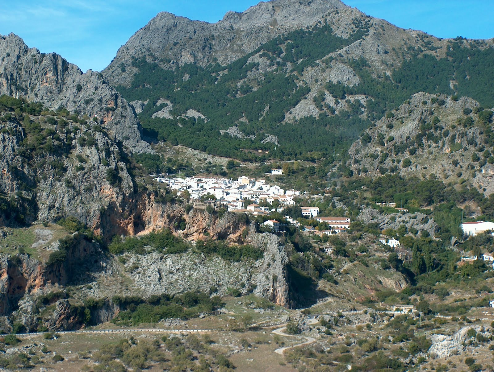 Ecologistas en Acción llegará hasta donde haga falta para evitar el "brutal" impacto de polígonos en Grazalema