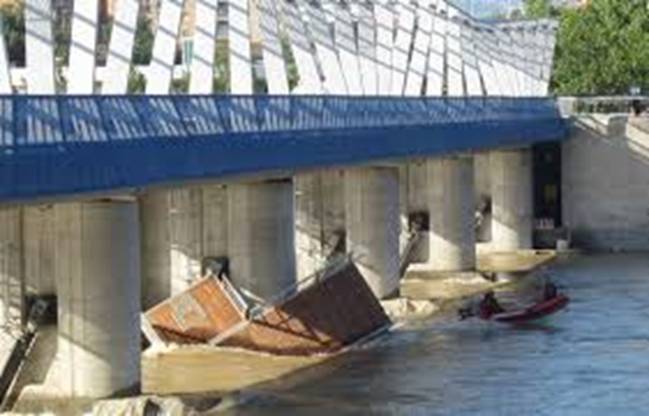 El Ebro se ‘lleva por delante’ el embarcadero de la Expo de Zaragoza