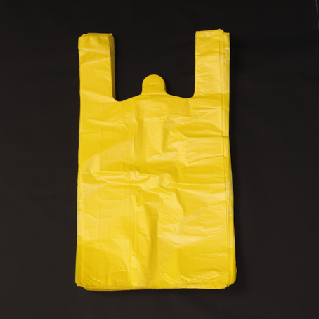 Reparten unas 3.000 bolsas de color amarillo para concienciar del reciclaje entre los usuarios de los mercadillos