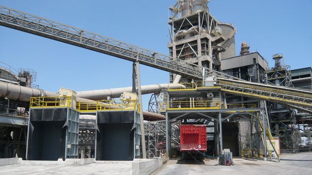 La industria cementera cántabra dice… que evita que toneladas de residuos acaben en los vertederos