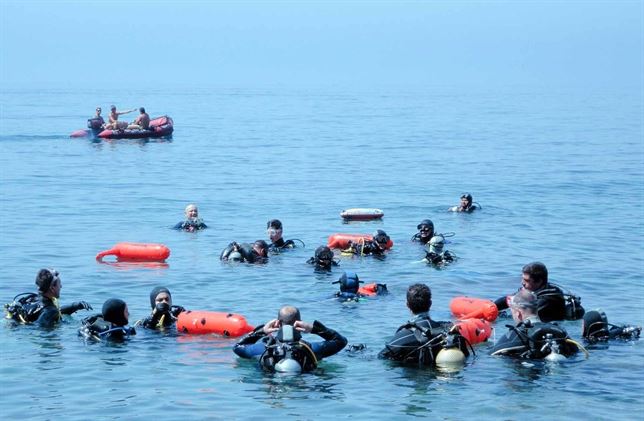 Jornada de limpieza de fondos marinos celebrada en el paraje natural de Maro-Cerro Gordo