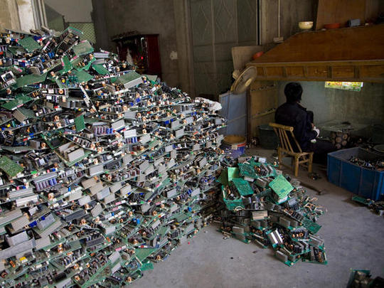 Miles de albanos se manifiestan en contra de una ley que permite la importación de residuos para su reciclaje