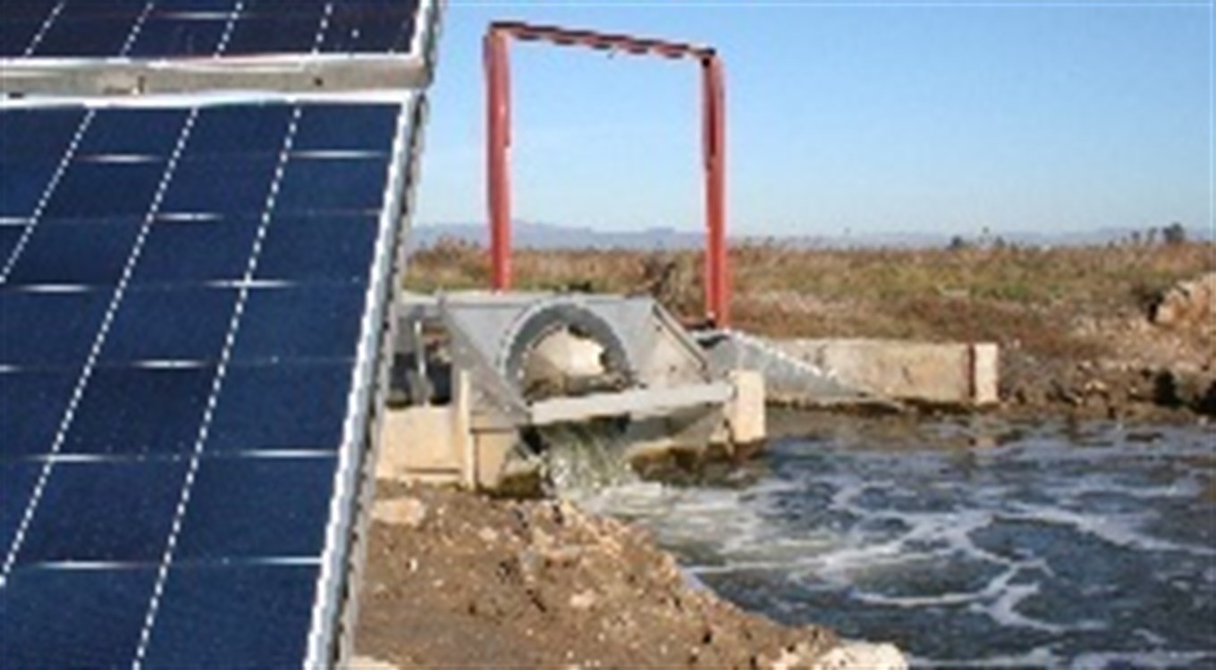 Una estación de bombeo con energía solar permite reducir la salinidad de una laguna del Ebro