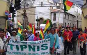 Debilitada marcha indígena boliviana abandona La Paz