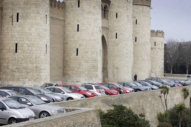 Pedalea propone la prohibición de entrada de coches al entorno de La Aljafería
