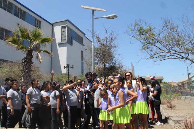 Instalados postes solares en Escuela Arturo Prat de Tocopilla