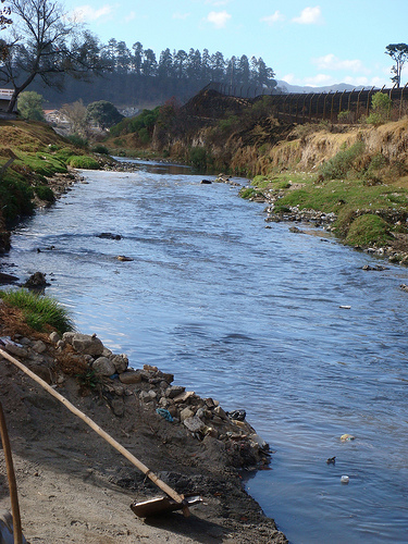 ONG ambientales y sociales recurren al botijo  para denunciar la gestión del agua del Gobierno