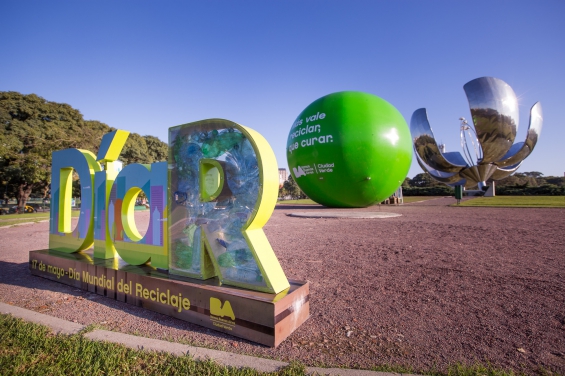 La ciudad de Buenos Aires instaló esferas gigantes para aprender a reciclar
