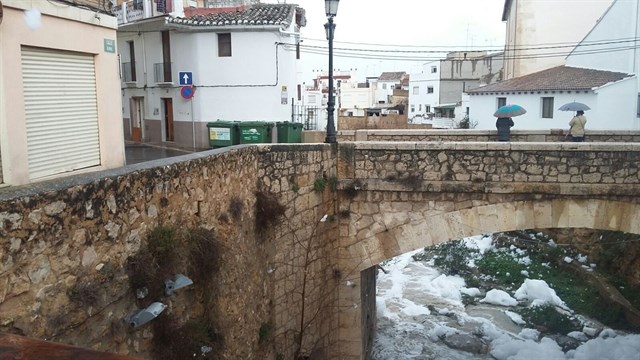 Chiva investiga los vertidos en el barranco que cruza el núcleo urbano