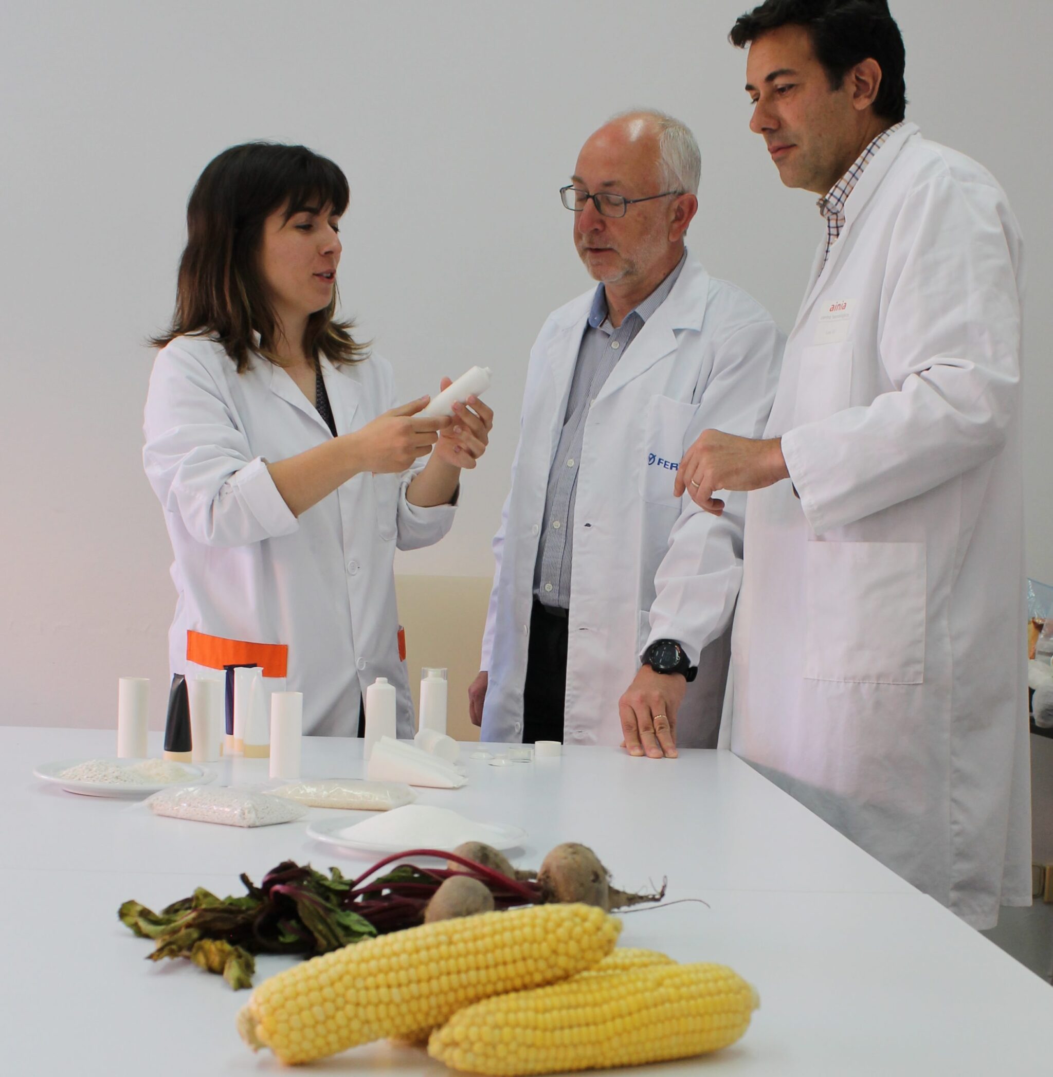 Primer envase biodegradable de cosmético a partir de remolacha