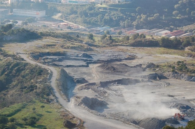 Ecologistas de Montcada alertan de "columnas de polvo" procedentes de la cementera
