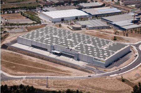 Inauguración de la cubierta solar autoportante más grande de Europa con tecnología de módulos de alto rendimento