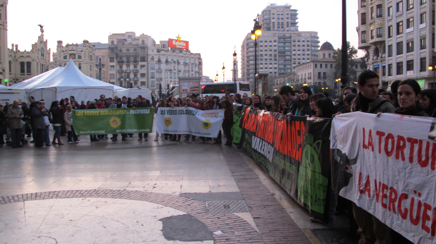 El domingo pasado en la plaza de toros de Valencia más de 200 activistas de Los Verdes y animalistas continuaron con los actos de protestas contra el Consell por querer declarar Bien de Interés Cultural (BIC) las corridas de toros