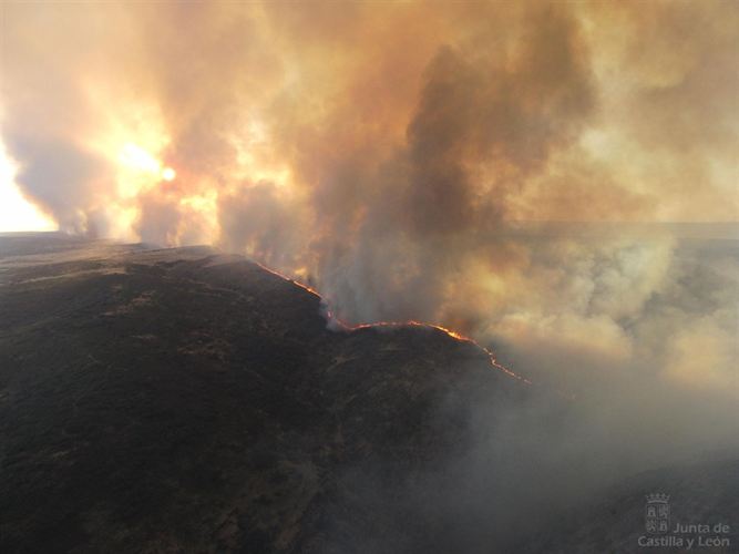 Continua activo el incendio en Parque Natural de Arribes del Duero
