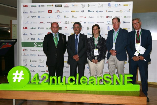 Miguel Ángel Revilla insta a prolongar la vida de las centrales nucleares