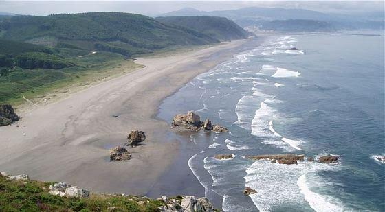 Ecologistas piden que se investigue un vertido en playas de Castrillón