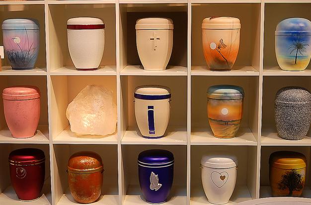 Nace la primera empresa que deposita urnas funerarias biodegradables en el mar