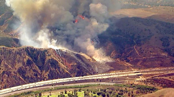 California: Más de mil personas fueron evacuadas tras un violento incendio