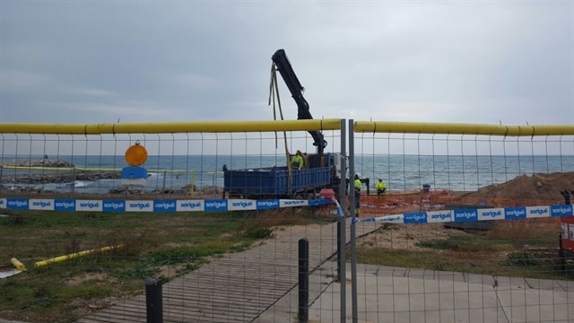 Badalona mantiene la prohibición de baño en las playas por un vertido tras el temporal