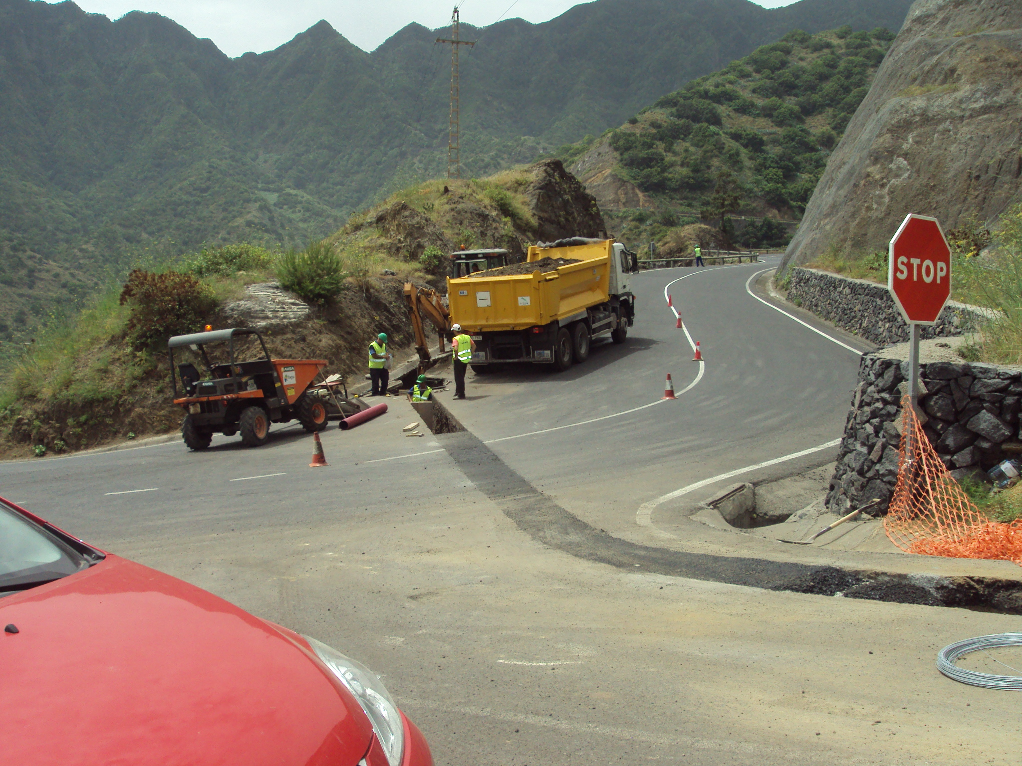 El MARM invierte en la isla de la Gomera más de un millón de euros en el soterramiento de tres tramos de línea eléctrica para evitar su impacto visual y garantizar la seguridad de la avifauna