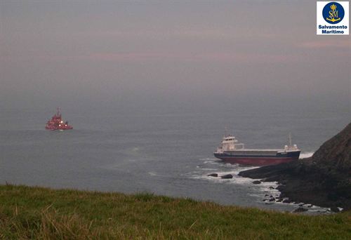 Emergencia por contaminación tras el encallamiento de un buque en Cabo Negro