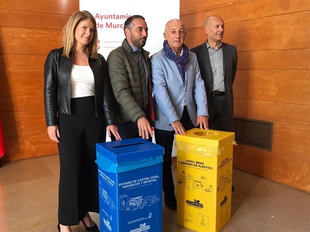 Murcia repartirá 1.400 papeleras para envases y para papel en los centros educativos para promover el reciclaje