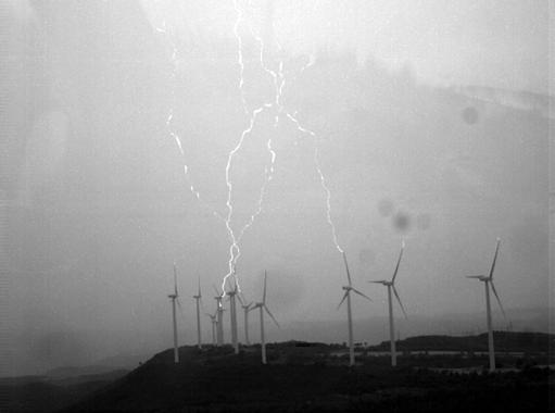 Los rayos y las turbinas de los aerogeneradores de los parques eólicos