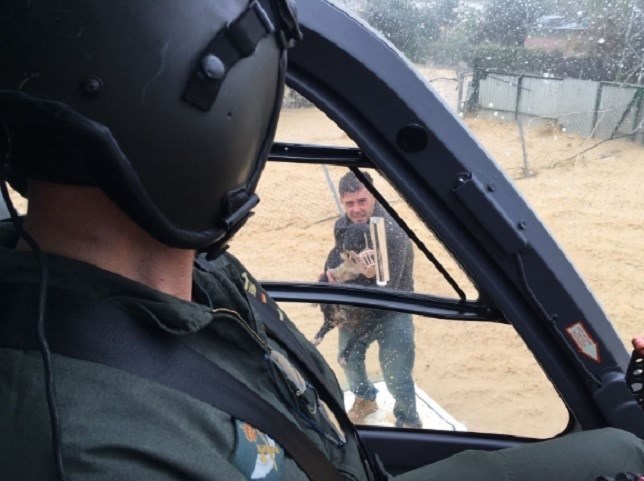 La Guardia Civil difunde imágenes del espectacular rescate de un perro y su dueño